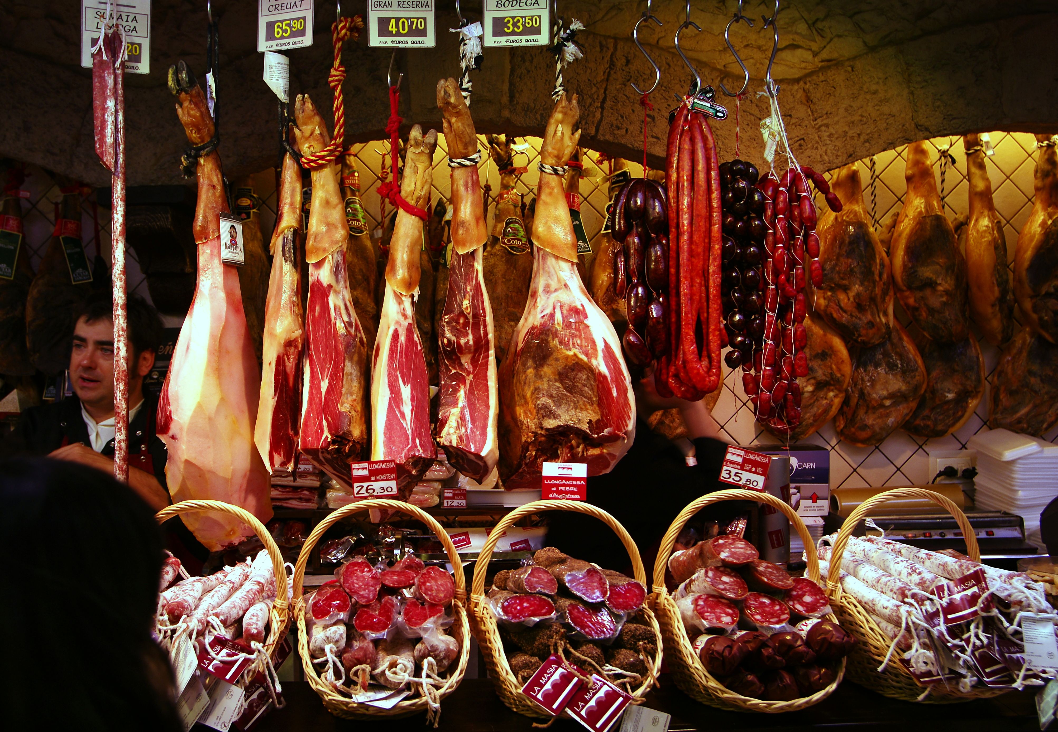 Копченый рынок. Mercat de la Boqueria Барселона рынок. Мясная Лавка в Испании. Мясо на прилавке. Мясной прилавок.