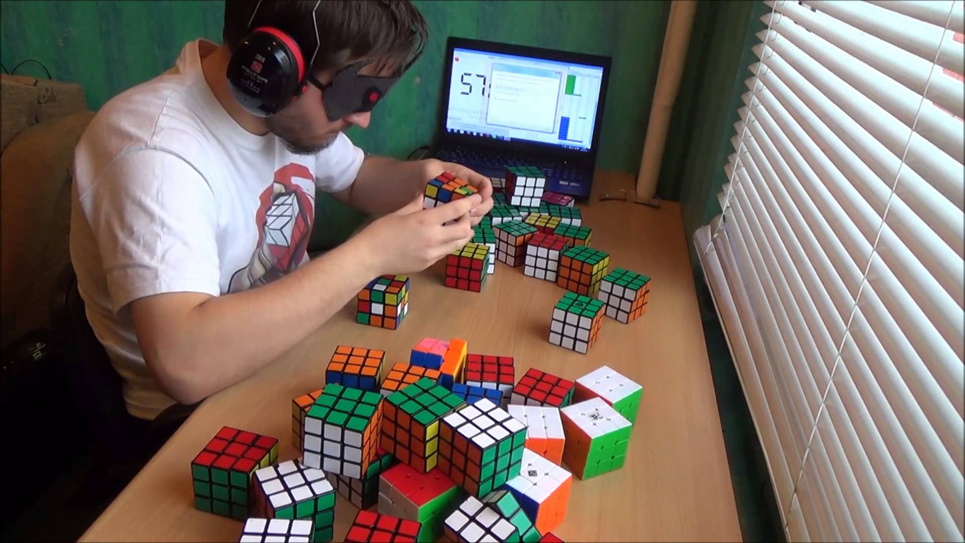 Игры первый кубик. Эрнё рубик. Кубик Рубика. Интересные кубики. Изобретатель кубика Рубика.
