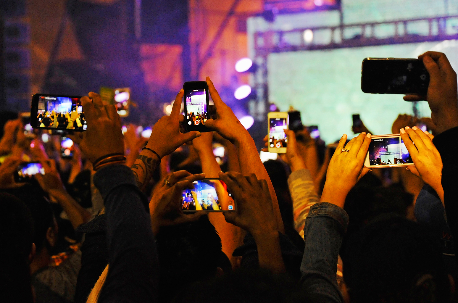 performers-disrespect-audiences-when-demanding-phone-free-concerts