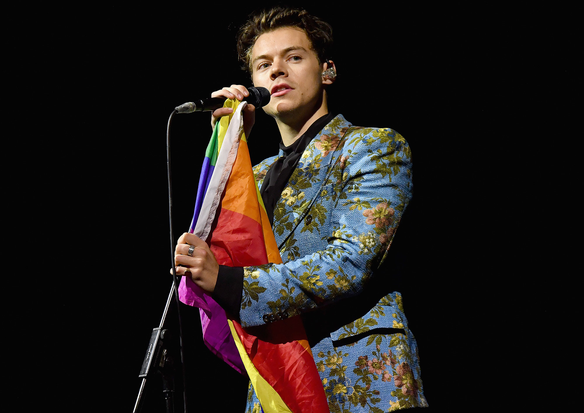 Harry Styles Is Touring Again And Fans Suspect He s Coming Out