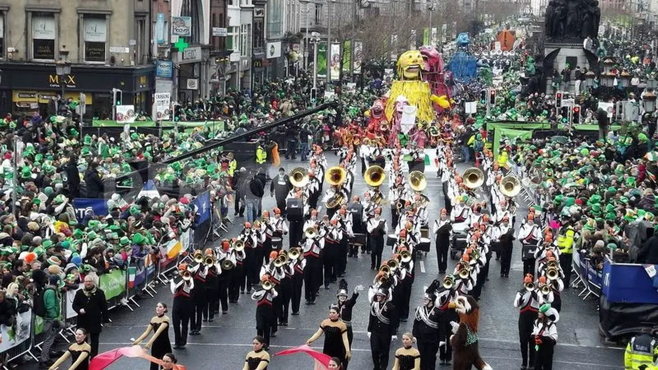 Have street parades. День Святого Патрика -St. Patrick's Day.. Парад в Нью Йорке в честь дня Святого Патрика. День Святого Патрика в Ирландии парад. St. Patrick Day Parade Даллас.
