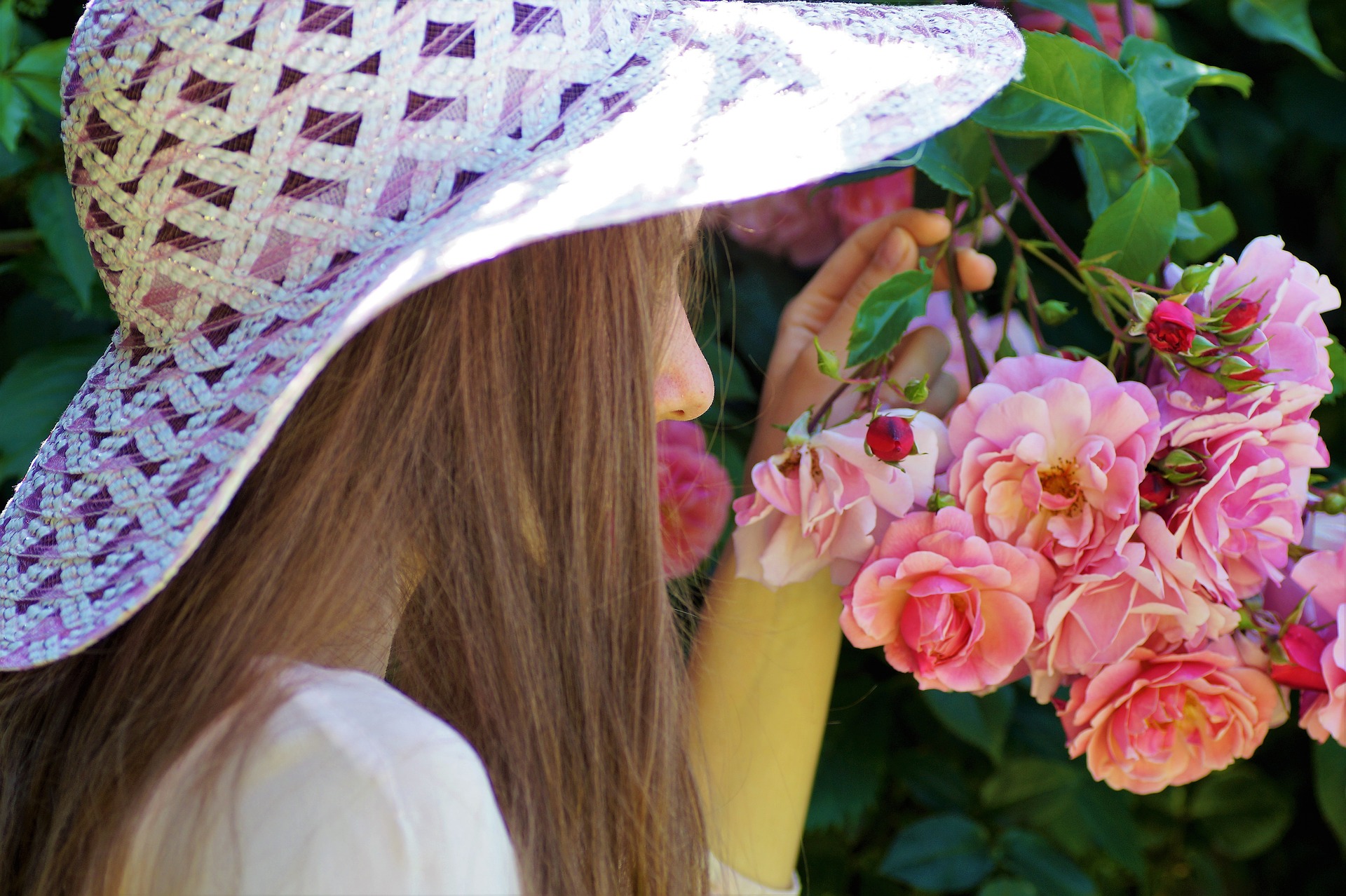 Шляпа растение. Девушка в шляпке с цветами. Девушка в шляпе с цветами. Шляпки с цветами для девочек.