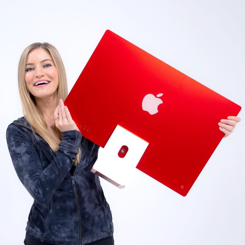 iJustine with a Apple desktop computer