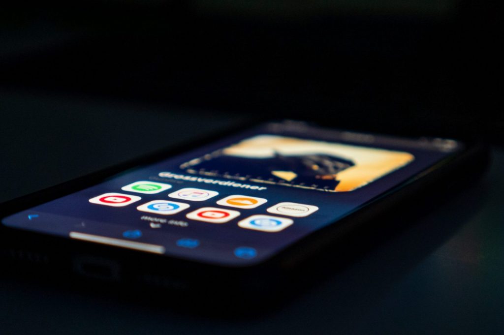 in article about picking a mobile casino, photo of mobile phone