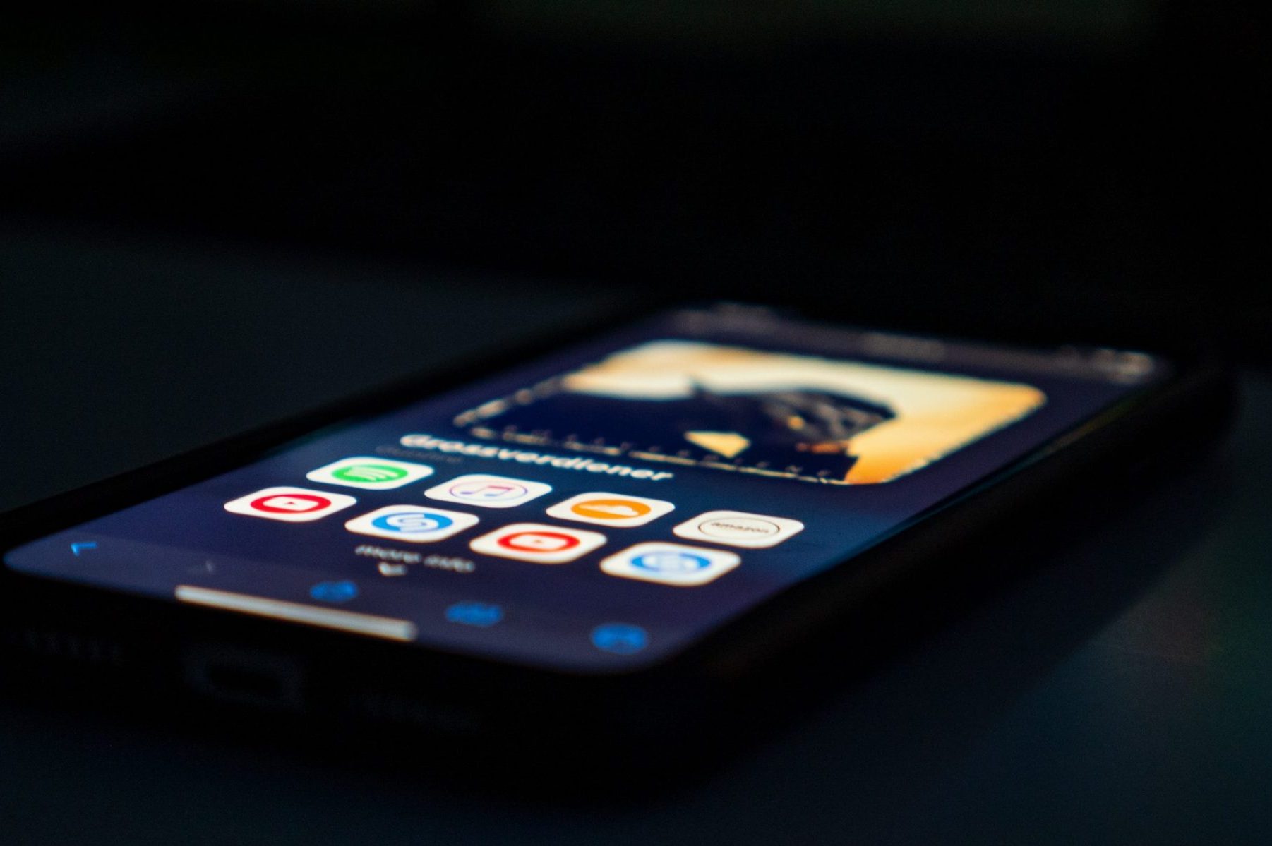 in article about picking a mobile casino, photo of mobile phone