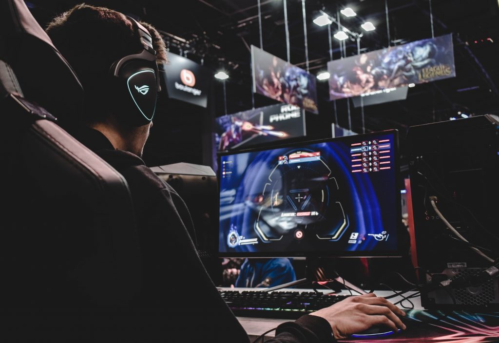 An image of a gamer playing videogames on a PC