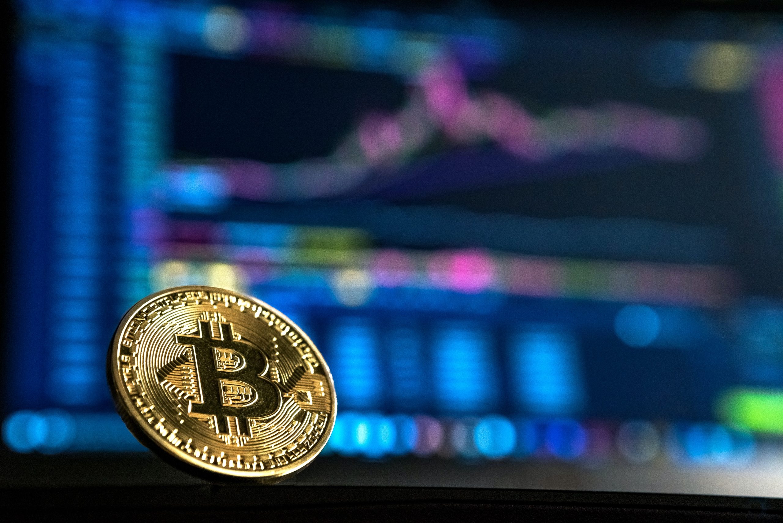 In an article about bitcoin poker, a bitcoin in front of a computer screen.